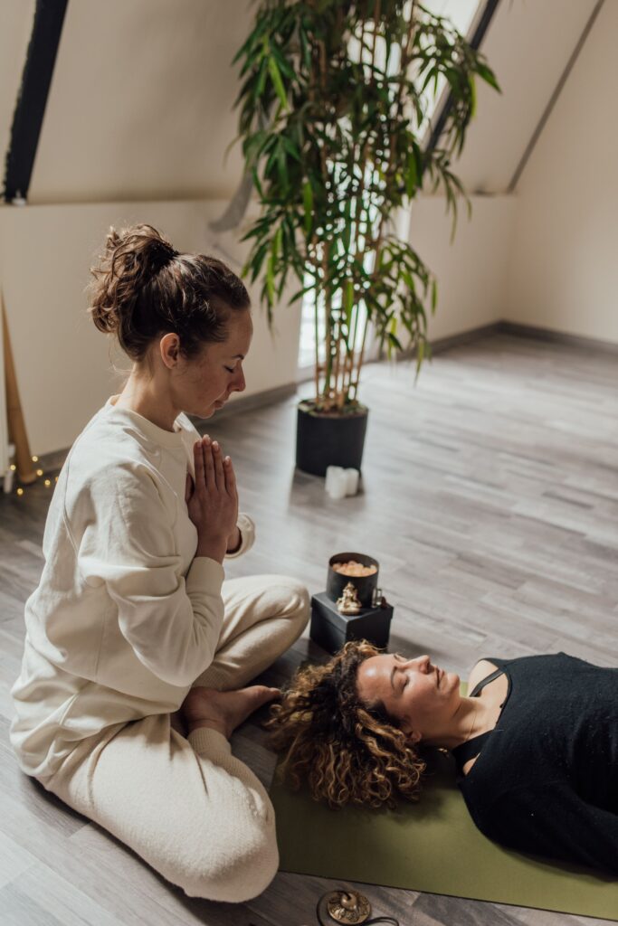 Femme qui apprend à accueillir ses émotions lors d'une séance de sophrologie