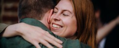 Femme avec sourire qui donne un calîn